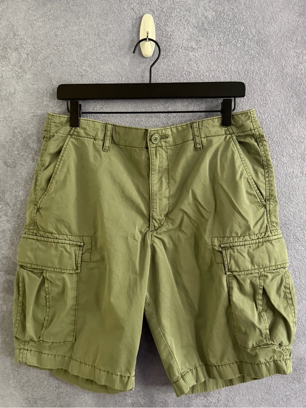 Uniqlo Men's Cargo Shorts (Used — Excellent) • Size: M